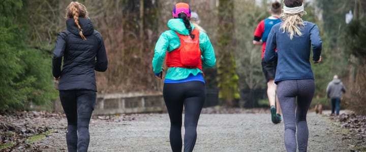 Runners entrenando en grupo — cuántos días a la semana correr
