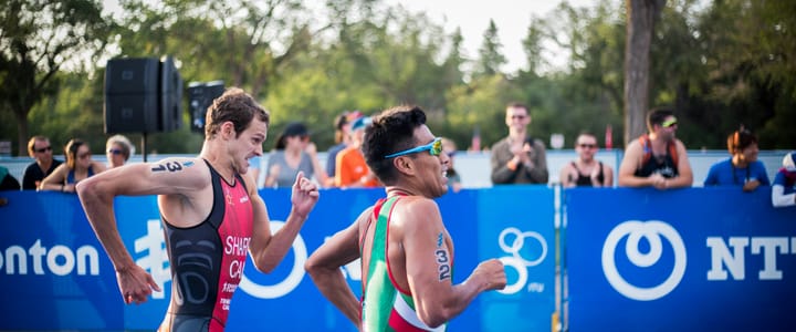 Dos triatletas en la fase de carrera a pie de un Ironman — plan de entrenamiento 24 semanas para principiantes