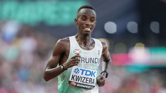 Rodrigue Kwizera corriendo con la camiseta de Burundi