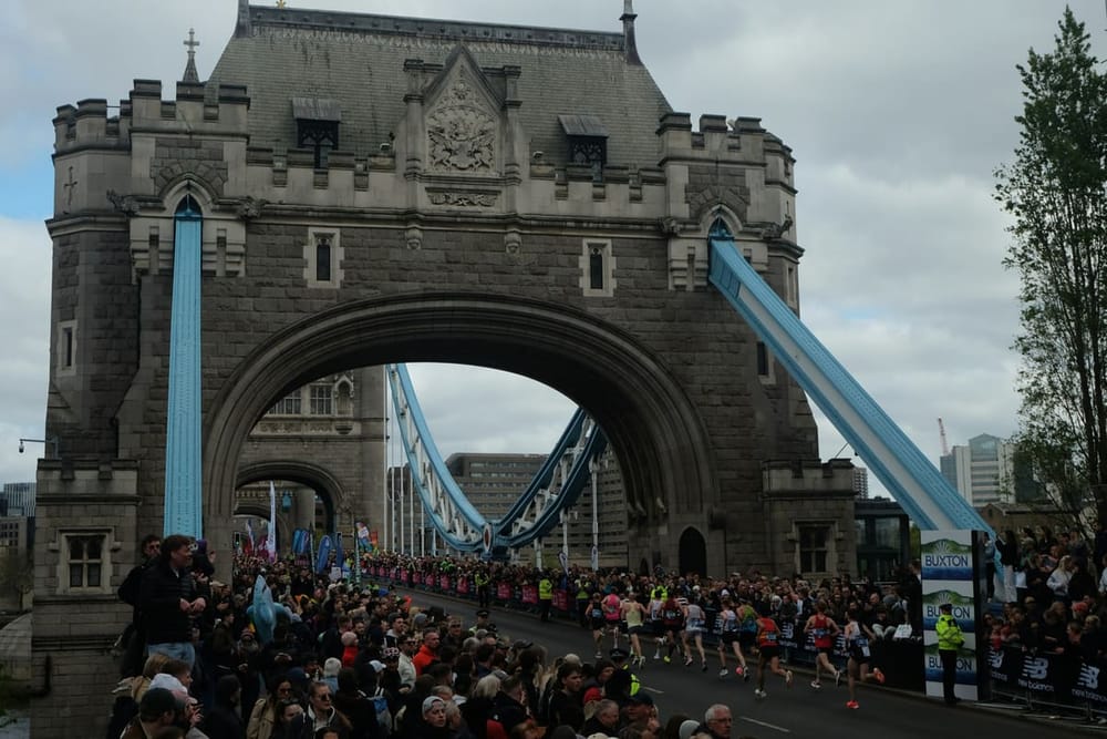 Corredores cruzando el Tower Bridge en el Maratón de Londres